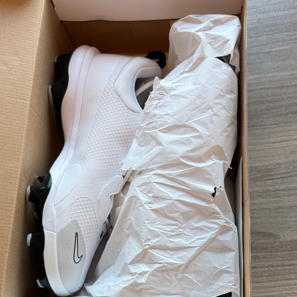 Nike Men's White and Black Athletic Cleats